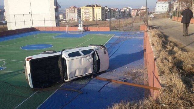 Kamyonet Basket Sahasına Uçtu