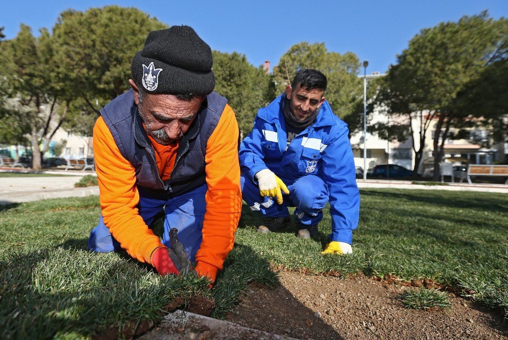 Konak’ta Parklar Renkleniyor