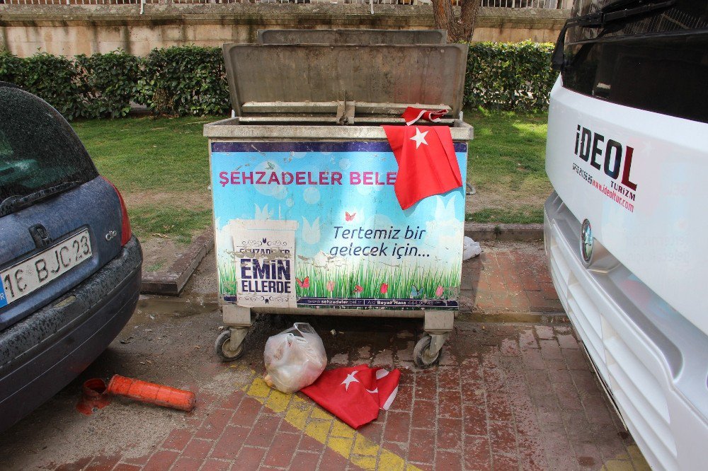 Çöpte Bulduğu Bayrakları Esnafa Dağıtacak