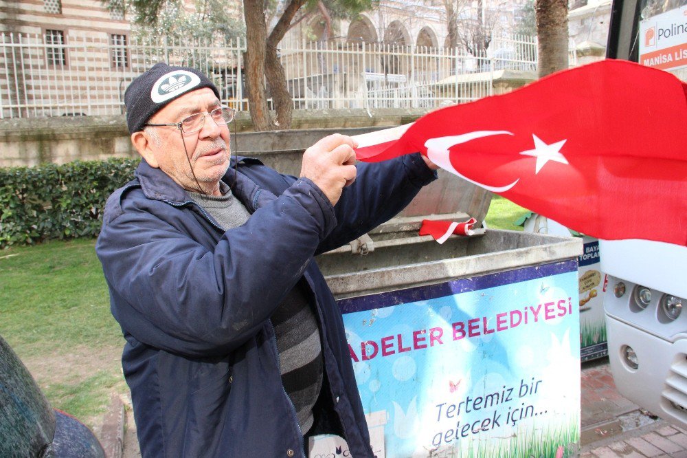 Çöpte Bulduğu Bayrakları Esnafa Dağıtacak