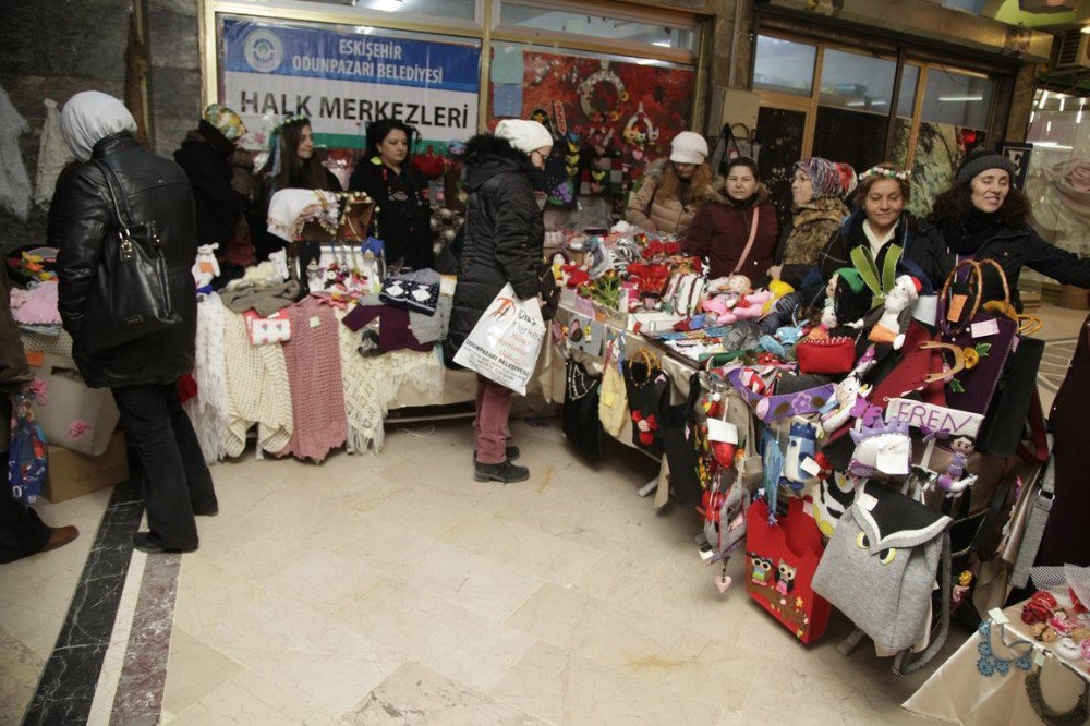 Kadınlar El Emeği Göz Nuru Eserlerini Sergiledi