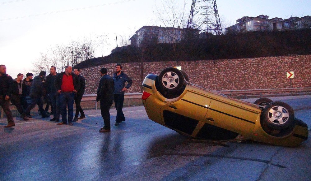 Sakarya’da Otomobil Takla Attı: 2 Yaralı