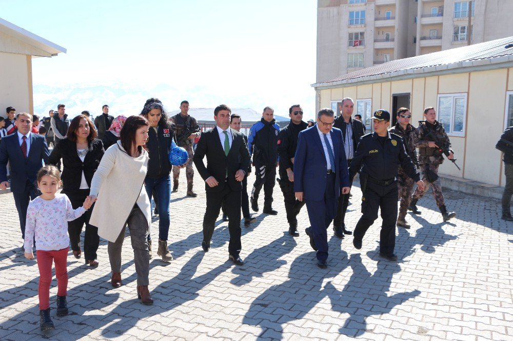 Şırnak Emniyeti, Öğrencilere Top Ve Satranç Takımı Dağıttı