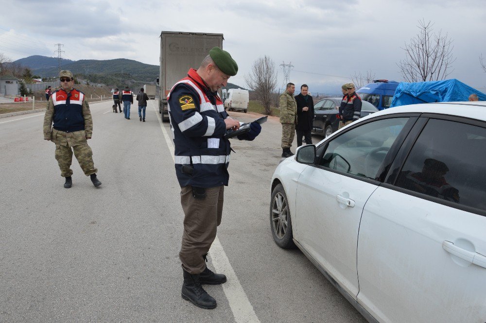 Jandarma Narkotik Köpekleriyle Uygulama Yaptı