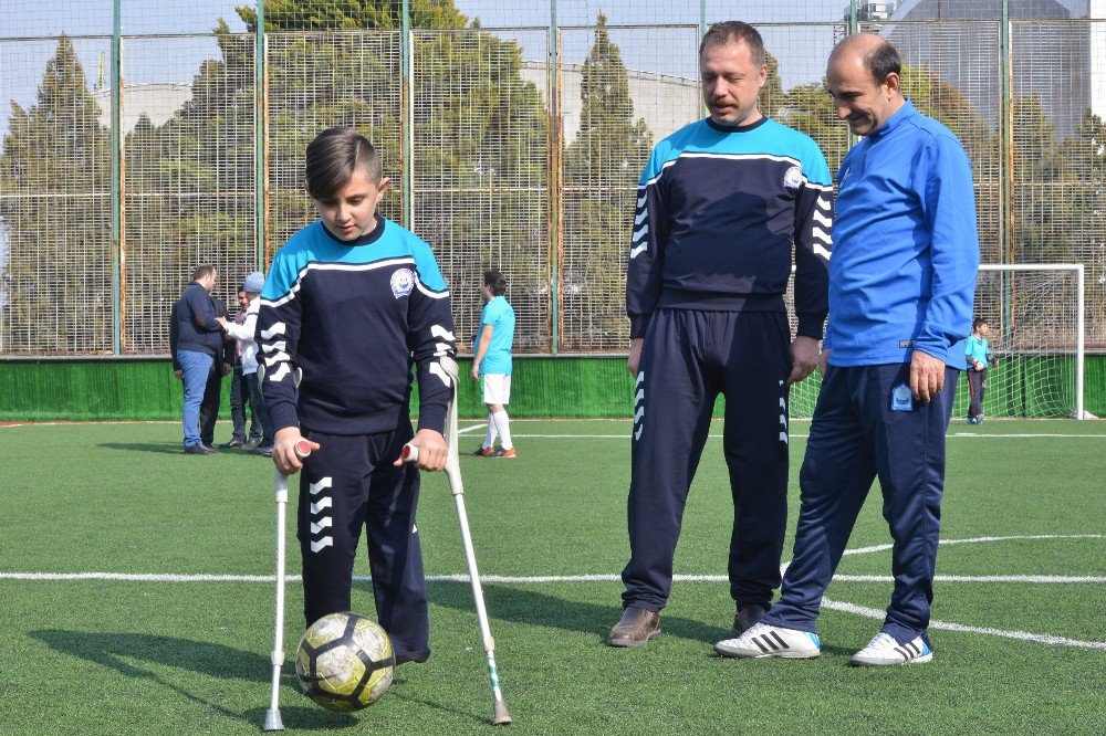 Edebali Göz Bandı Takarak Futbol Oynadı, Atış Yaptı