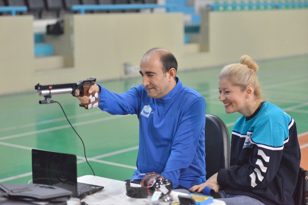 Edebali Göz Bandı Takarak Futbol Oynadı, Atış Yaptı