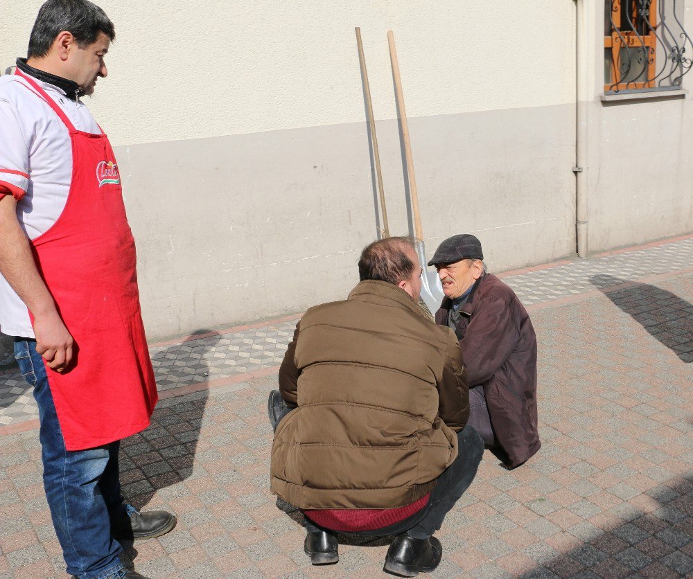 Direksiyon Başında Rahatsızlanınca Kaza Yaptı: 1 Yaralı