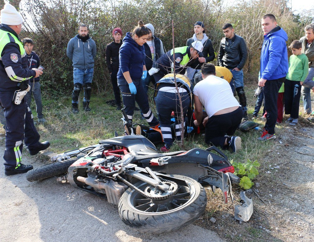 Motosiklet Kaldırıma Çarpıp Takla Attı: 1 Yaralı