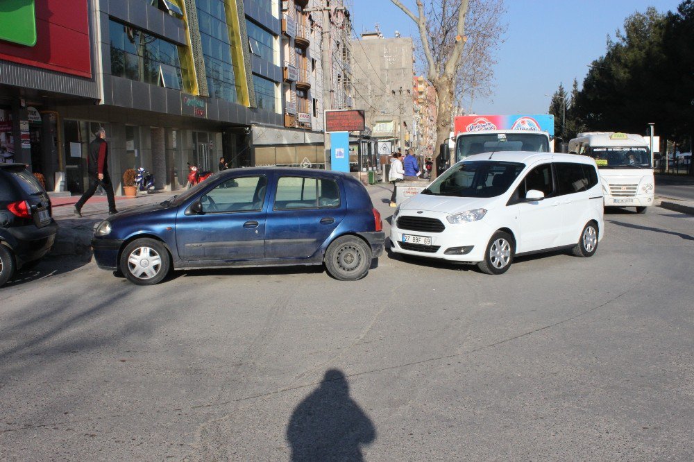 Kaldırım Önünde Yayaların Geçişine Engel Olan Araçlara Ceza Yazıldı