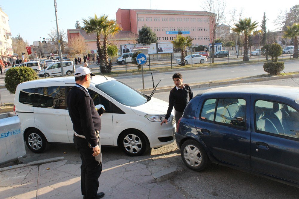 Kaldırım Önünde Yayaların Geçişine Engel Olan Araçlara Ceza Yazıldı