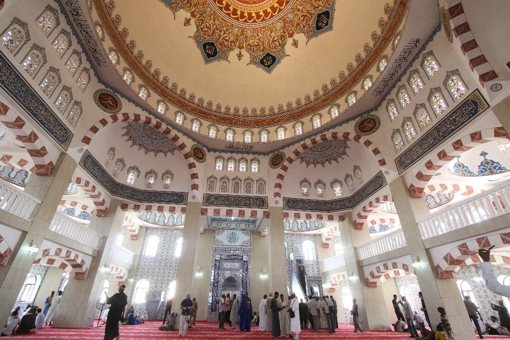 Çamur İçinde Kılınan Namaz, Ülkeyi En Büyük Camiye Kavuşturdu