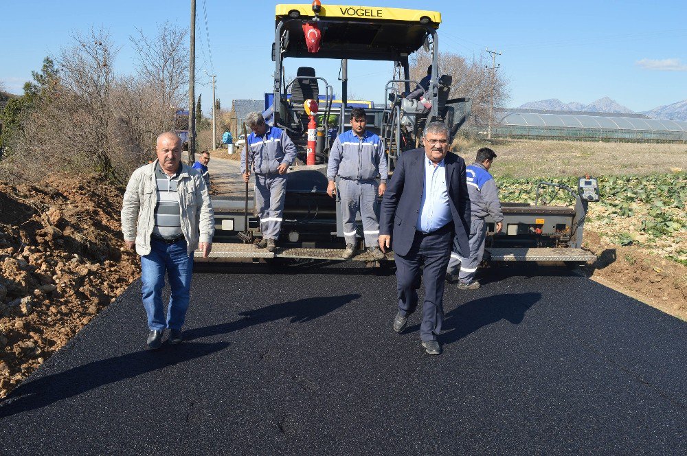 Serik’te Grup Yolları Sıcak Asfaltla Kaplanıyor