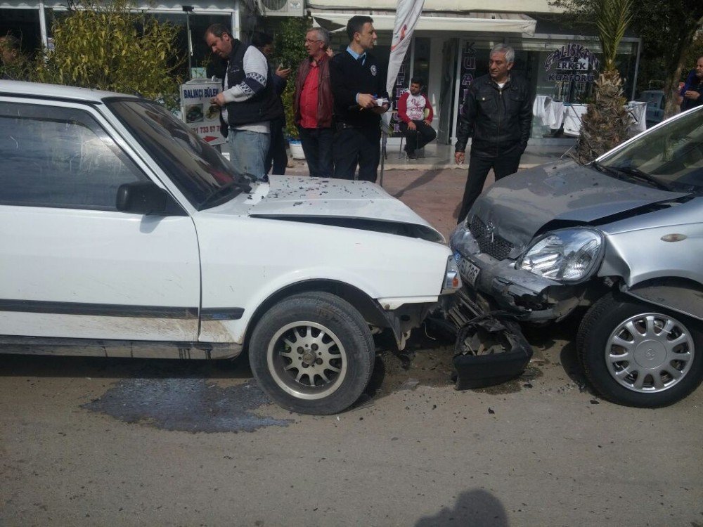 Antalya’da Otomobil Park Halindeki Araçlara Çarptı