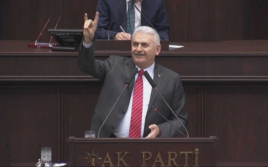 Başbakan Yıldırım’dan, Grup Toplantısında Bozkurt İşareti