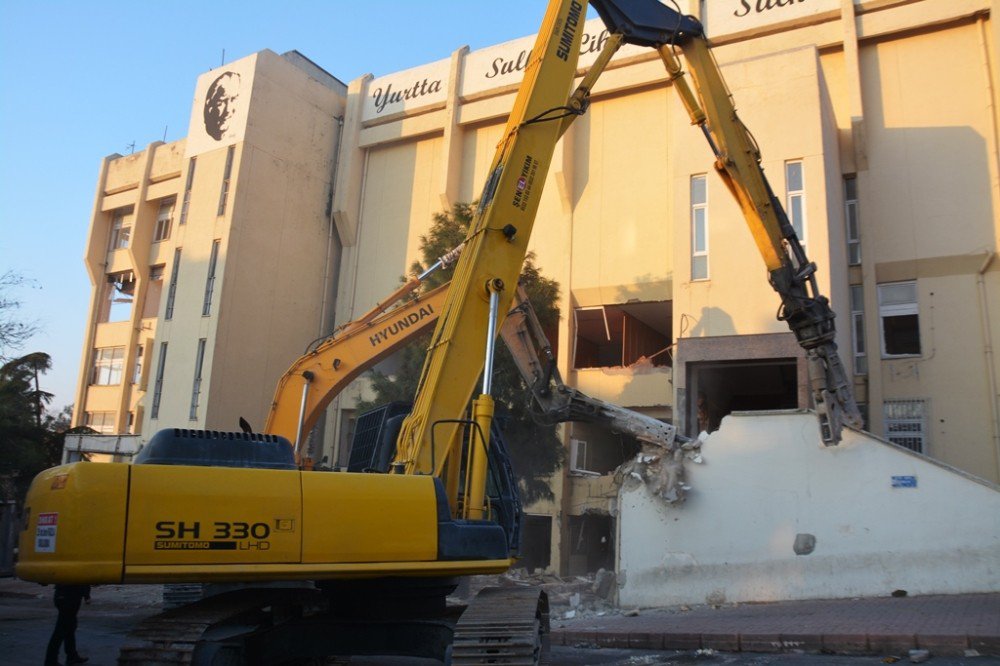 33 Yıllık Belediye Binasının Yıkımı Başladı