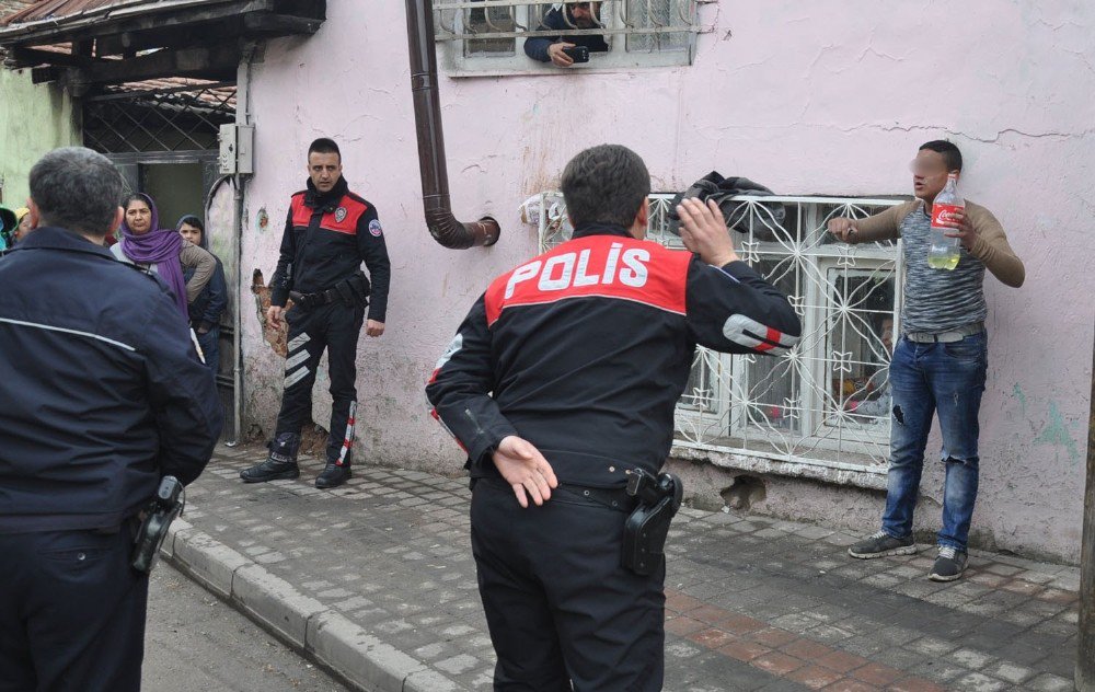 Anne Babası Uyuşturucu Ticaretinden Tutuklanan Çocuk Kendini Yakmak İstedi