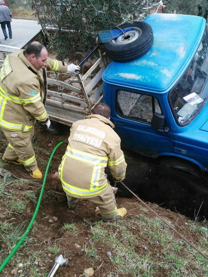 Trafik Kazasında Sıkışan İneği İtfaiye Kurtardı