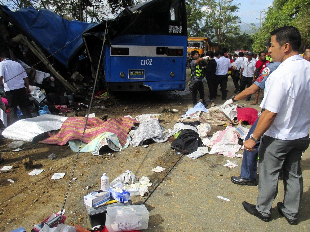 Filipinler’de Freni Patlayan Bir Öğrenci Gezi Otobüsü Elektrik Direğine Çarptı 15 Kişi Öldü