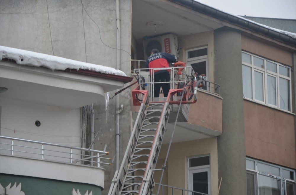 Iğdır Belediyesi Buz Sarkıtlarını Temizliyor