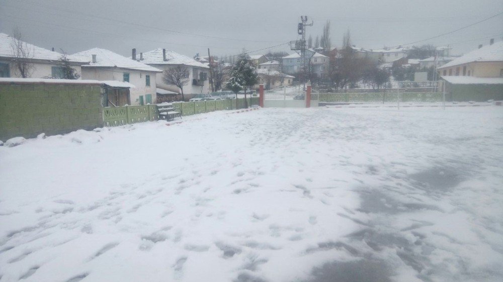 Karbasan Köyüne Cemreyle Birlikte Kar Düştü