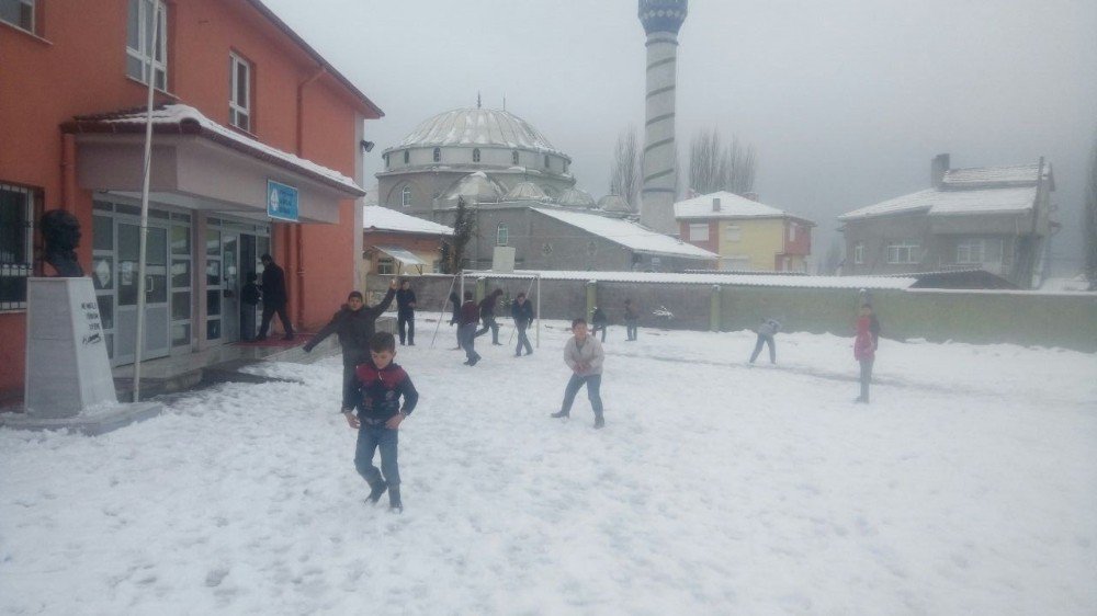 Karbasan Köyüne Cemreyle Birlikte Kar Düştü