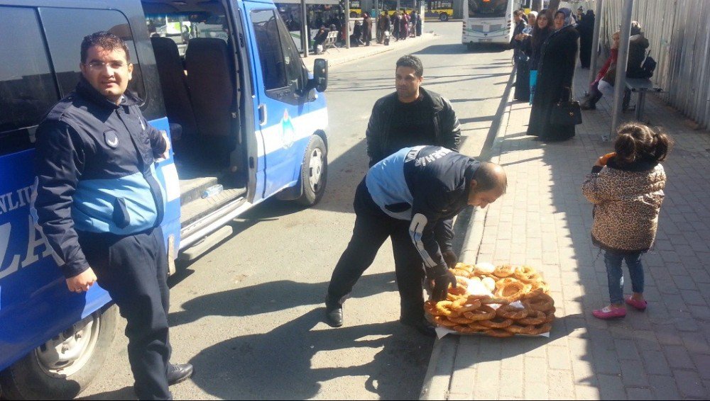 Suriyeli Çocuk Zabıtanın El Koyduğu Simitlerinin Arkasından Dakikalarca Baktı