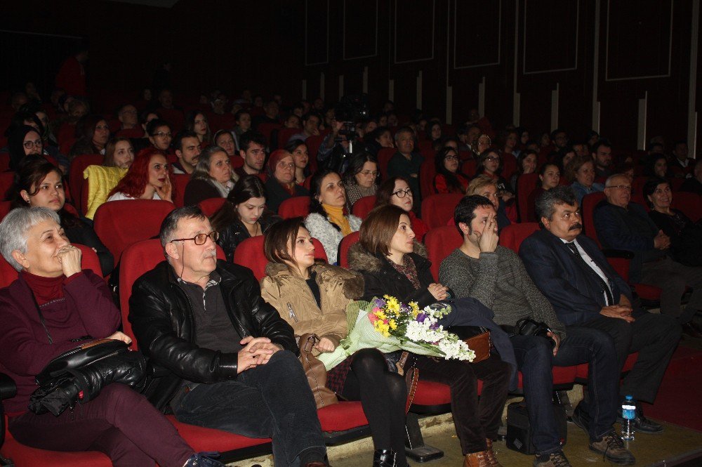 Zonguldak’ta "Ya Sev Ya Hamlet“ Oyunu Sergilendi