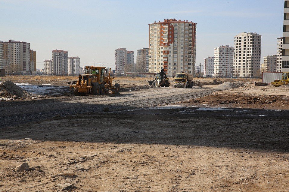 Büyükşehir Eski Hal’de Yol Açıyor