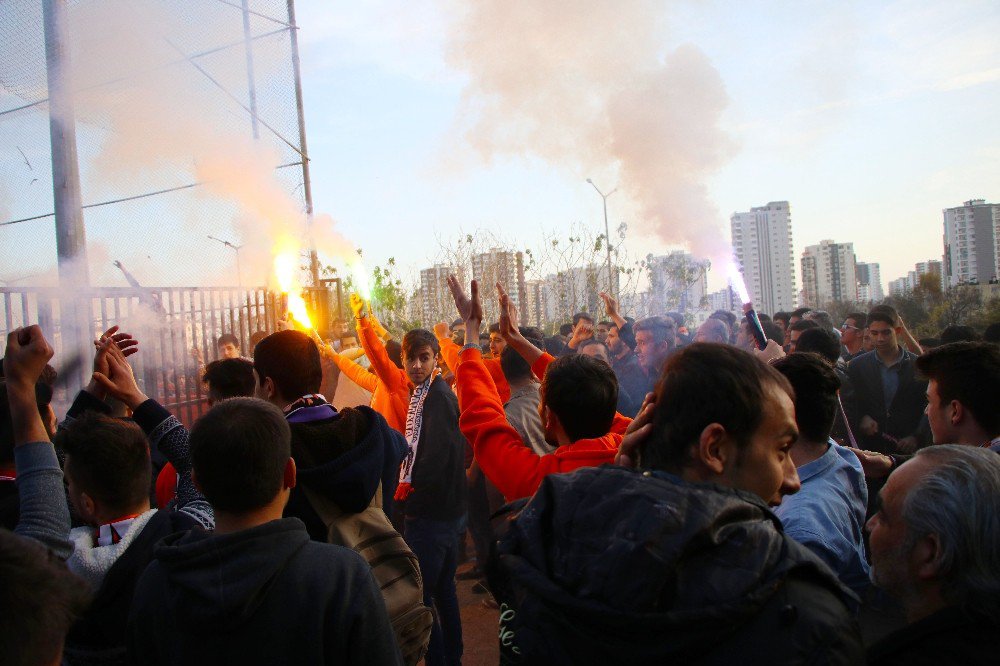 Adanaspor Antrenmanına Taraftar Protestosu