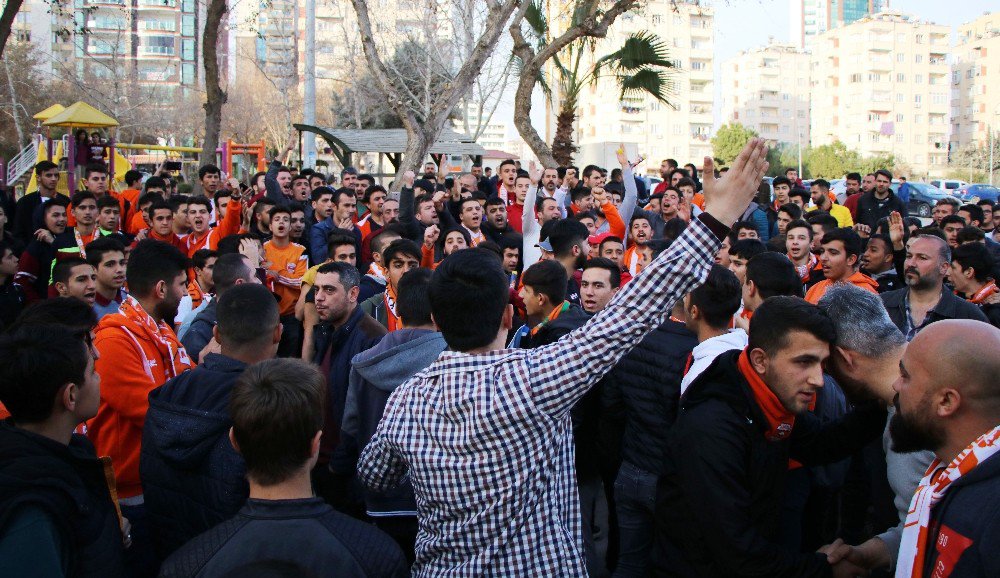 Adanaspor Antrenmanına Taraftar Protestosu