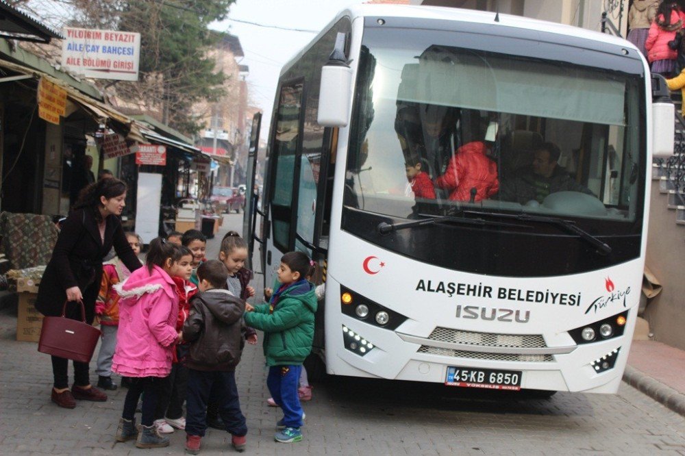 Alaşehir Belediyesi Çocukların Yüzünü Güldürdü