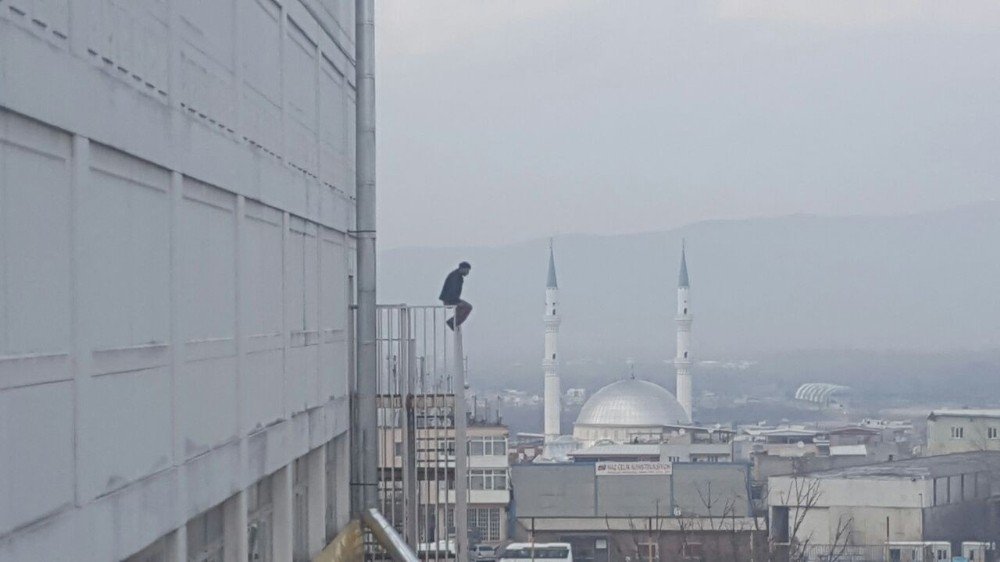 Yangın Merdiveninde Facia Teğet Geçti