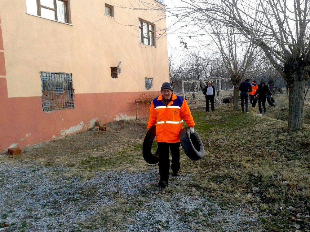 Büyükşehir Belediyesi Hurda Lastikler Toplayarak Hava Kirliliği Ve Haşere Üremesinin Önüne Geçiyor