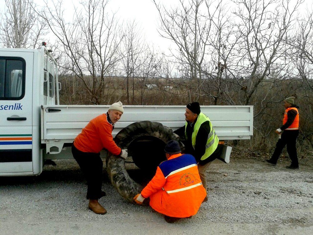 Büyükşehir Belediyesi Hurda Lastikler Toplayarak Hava Kirliliği Ve Haşere Üremesinin Önüne Geçiyor