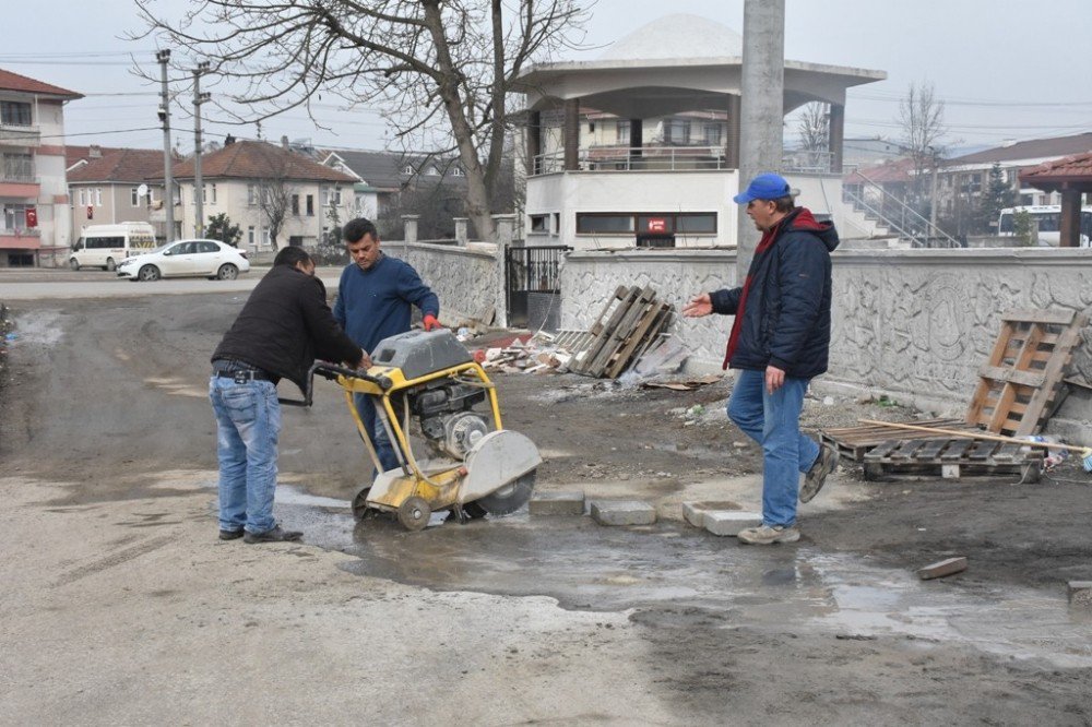 Düzce Belediyesi Camilerin Çevresine Düzenleme Yapıyor