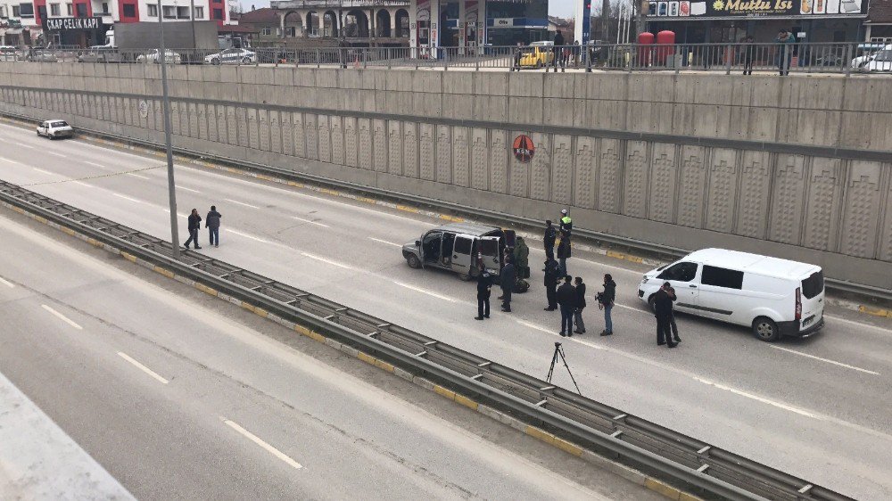 Yol Ortasına Bırakılan Otomobil Polisi Alarma Geçirdi