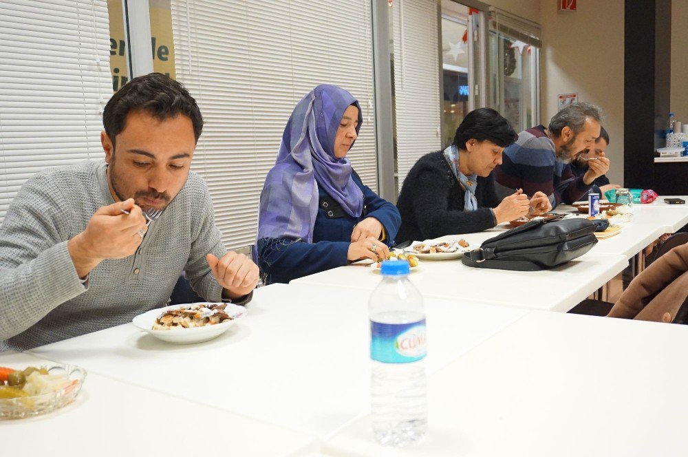 Yapmayı Öğrendikleri Yemeği Tadarak Değerlendiriyorlar