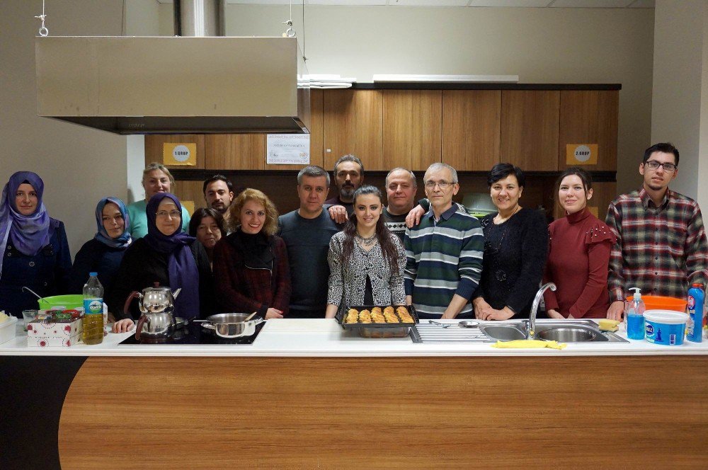 Yapmayı Öğrendikleri Yemeği Tadarak Değerlendiriyorlar