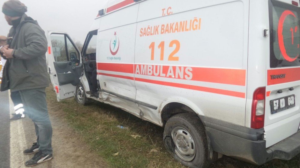 Sinop’ta Ambulansla Cip Çarpıştı