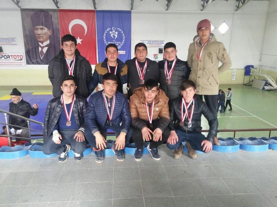 Meslek Lisesi Güreş Müsabakalarında 3 Altın, 3 Gümüş, 6 Bronz Madalya Kazandı