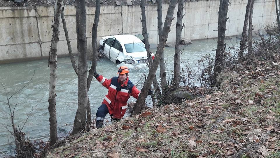 Otomobil Dereye Uçtu: 2 Yaralı