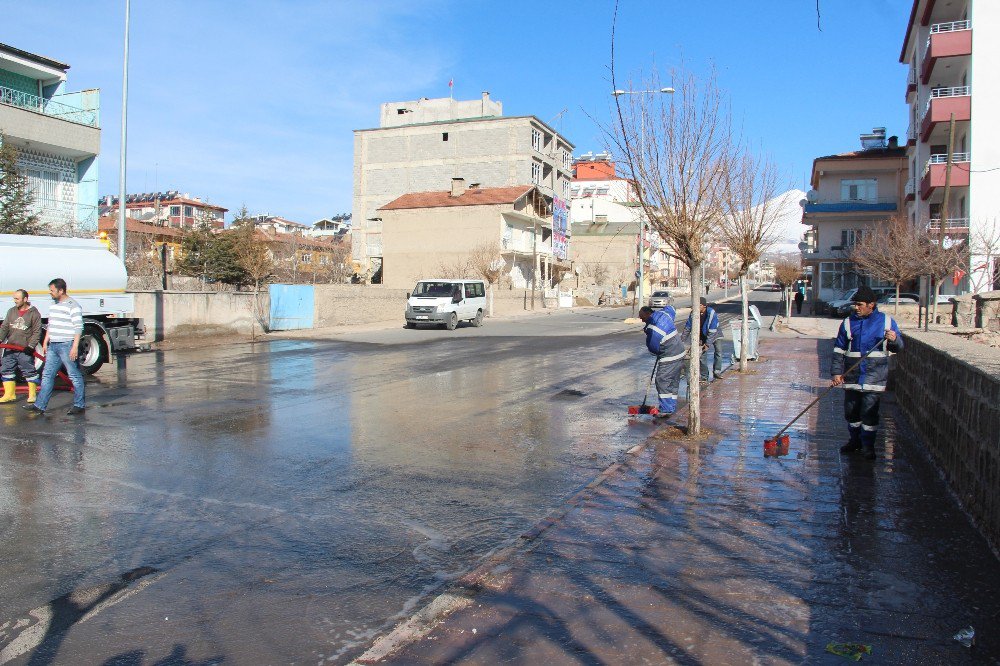 Aşık Seyrani Caddesinde Temizlik Çalışmaları Başladı