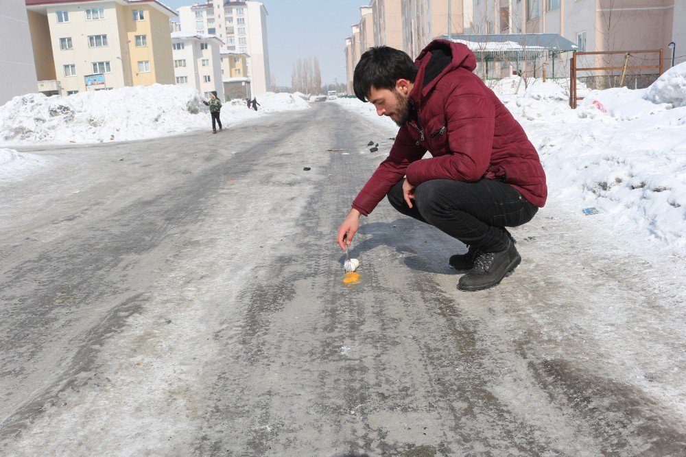 Ağrı’da Asfalta Kırılan Yumurtalar Dondu