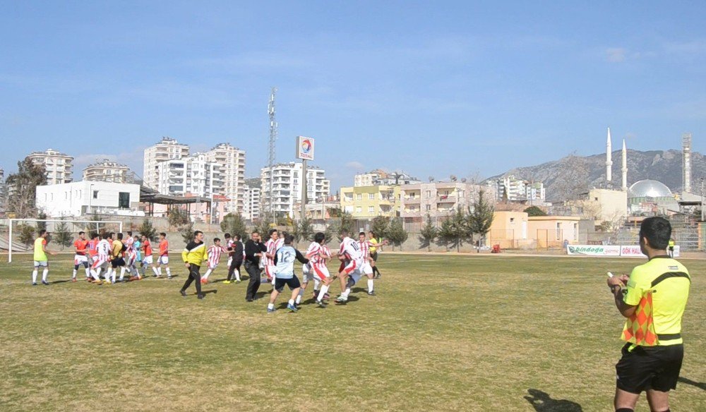 Amatör Maçta Futbolcular Tekme Tokat Kavga Etti