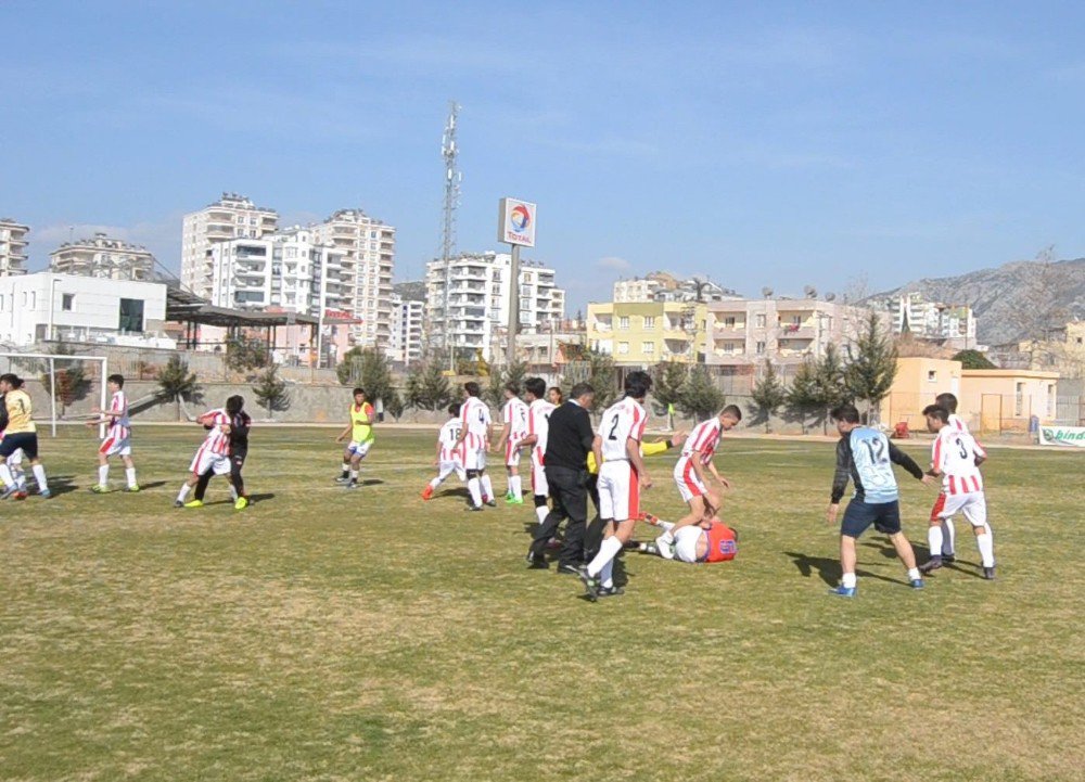 Amatör Maçta Futbolcular Tekme Tokat Kavga Etti