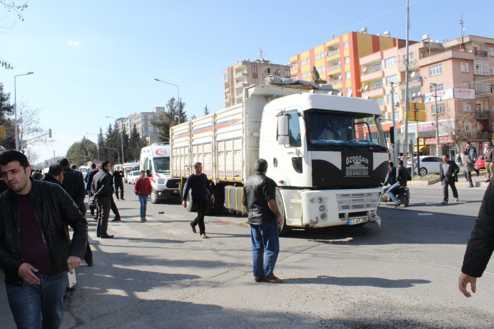 Kamyonla Otomobil Çarpıştı: 1’i Ağır 2 Yaralı