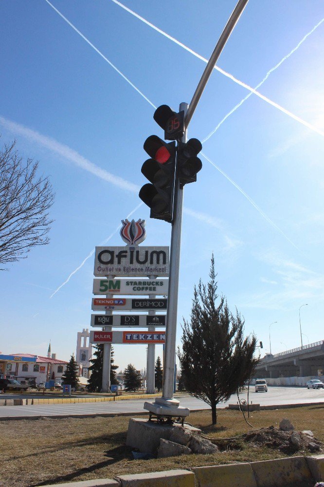 Afyonkarahisar’da Hayrete Düşüren Trafik Işığı Direği