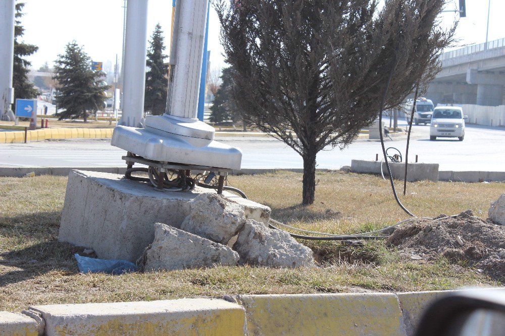 Afyonkarahisar’da Hayrete Düşüren Trafik Işığı Direği