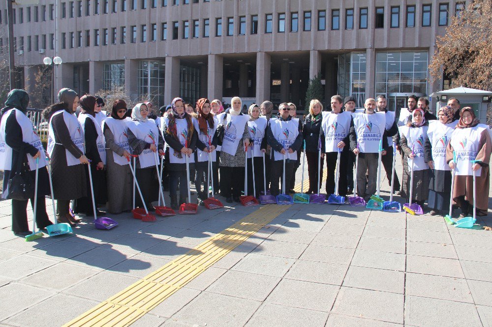 Yaşanabilir Şehir Platformundan “Süpürgeni Al Da Gel” Eylemi