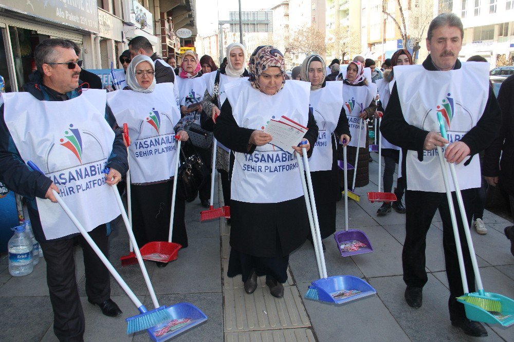 Yaşanabilir Şehir Platformundan “Süpürgeni Al Da Gel” Eylemi